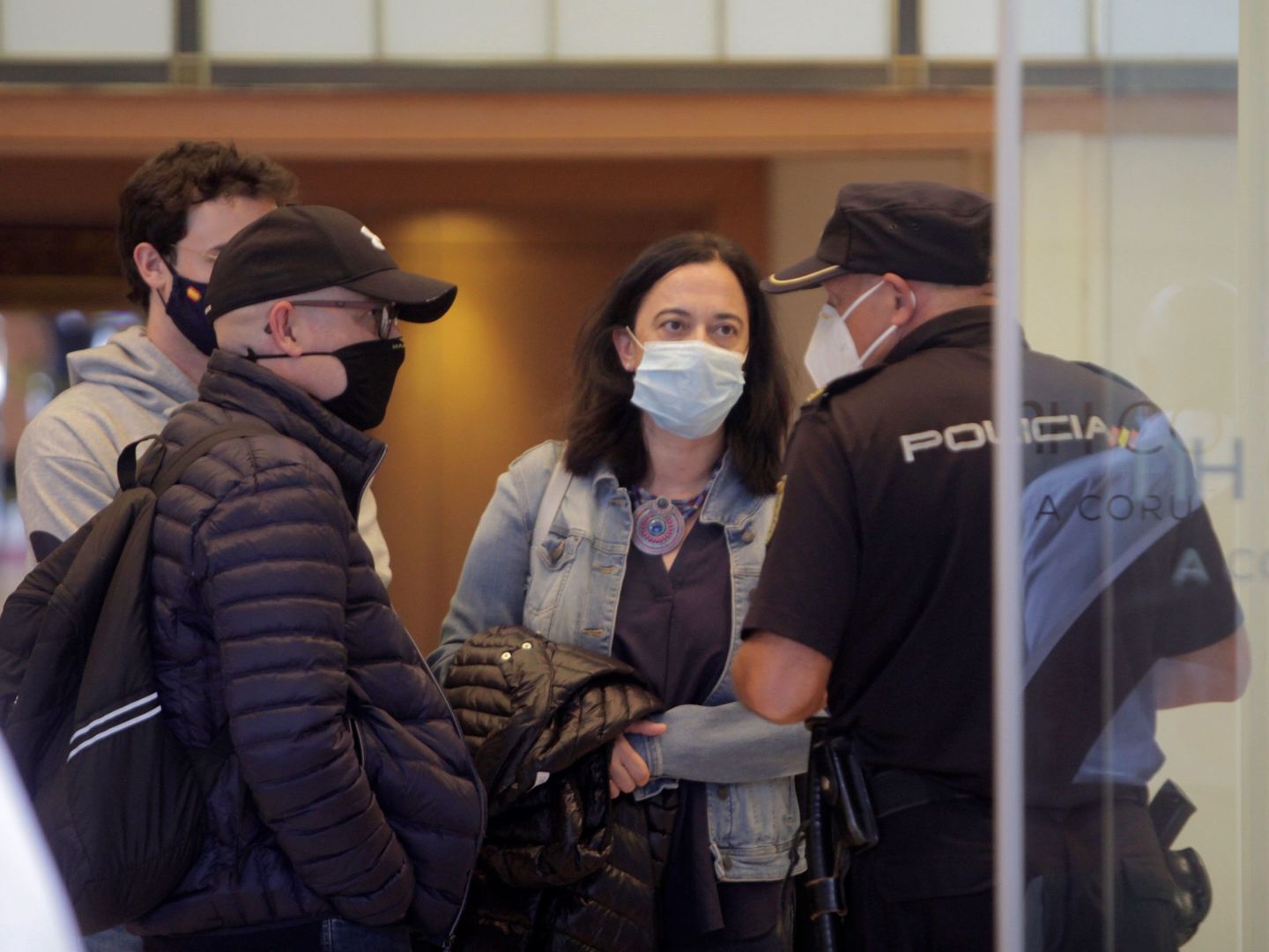 Miembros del Sergas y de la Policía, en el hotel donde se encuentra confinado el Fuenlabrada. (EFE)