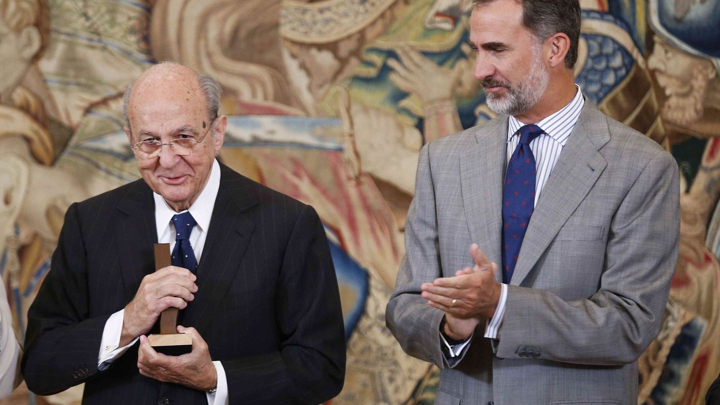 Plácido Arango, recibiendo un reconocimiento de manos del rey Felipe VI. (EFE)