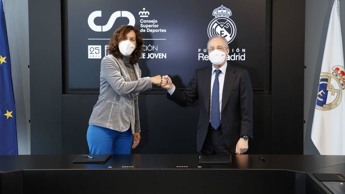 Irene Lozano y Florentino Pérez, tras firmar un acuerdo reciente. 