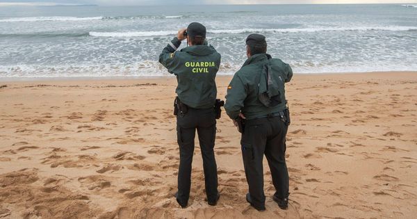 Foto: Dos agentes de la Guardia Civil observan el mar. (EFE)