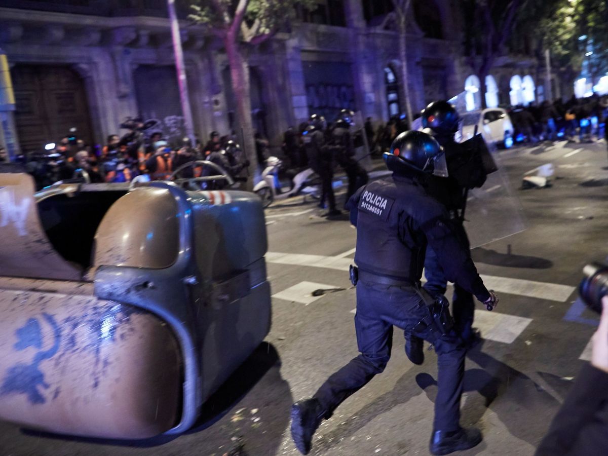 Foto: Policías antidisturbios disuelven a los participantes en la manifestación convocada por los CDR este sábado en Barcelona. (EFE)