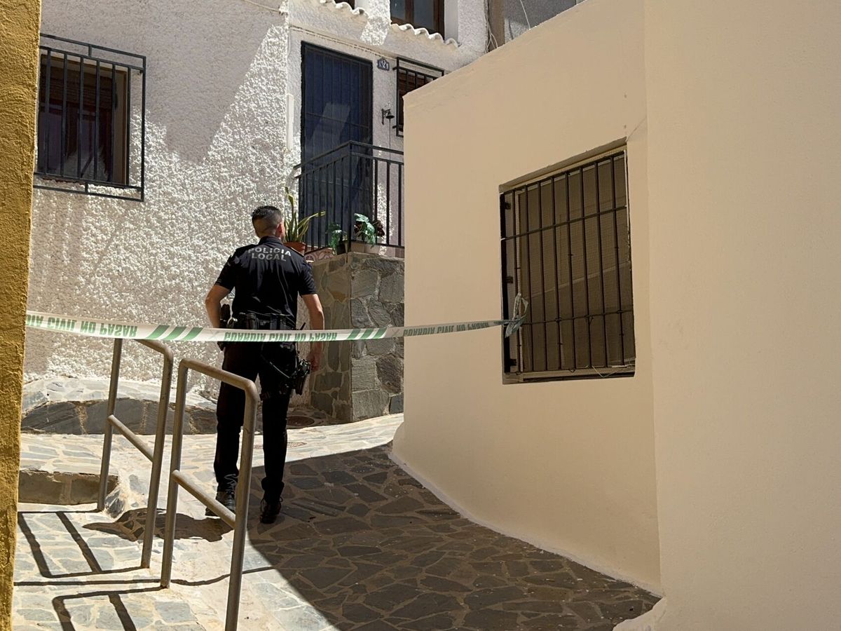 Foto:  Un agente de la Policía Local inspecciona los alrededores de la vivienda en Castell de Ferro (Granada). (EFE/Alba Feixas)