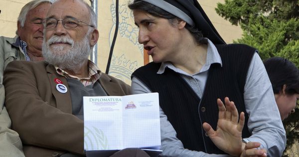 Foto: La teóloga y monja benedictina Teresa Forcades y el economista Arcadi Oliveras, en un acto de Procés Constituent. (EFE)
