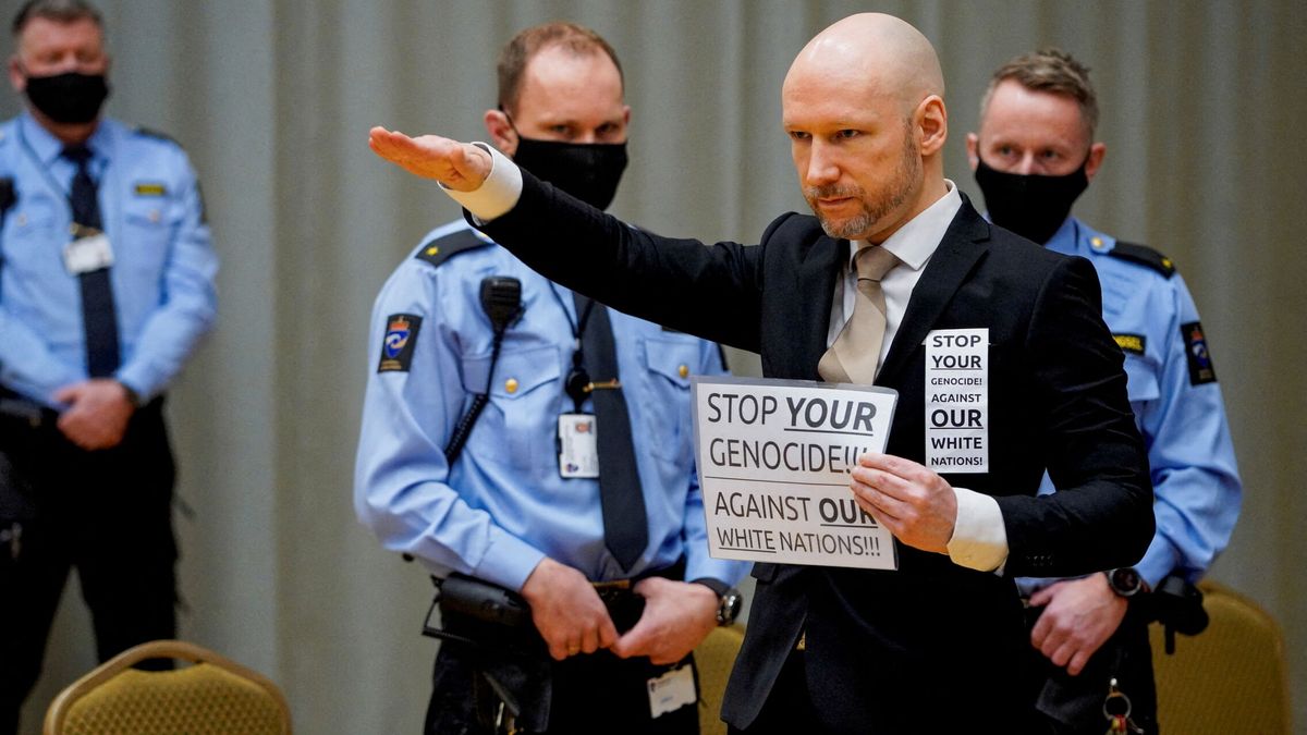 El autor de la masacre noruega pide su libertad con el saludo nazi: "Sufrí un lavado de cerebro"