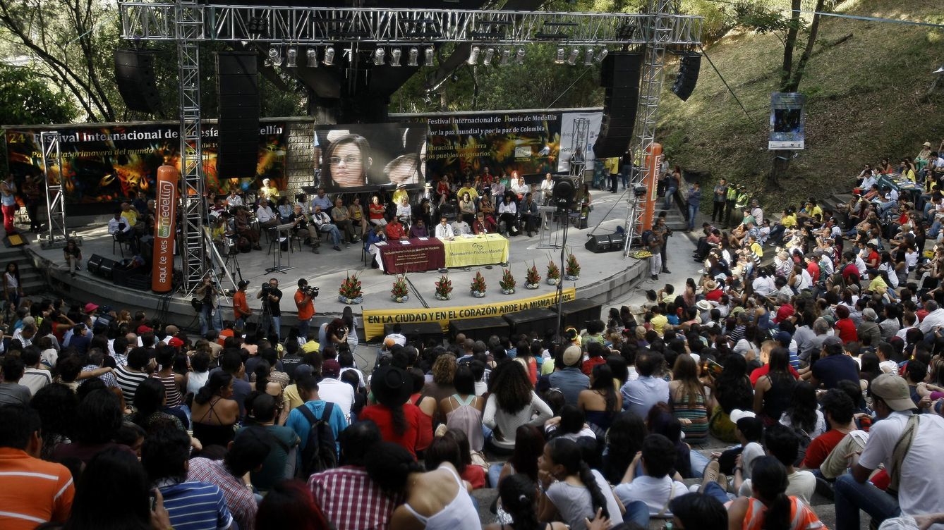 Medellín se entrega a los poemas y se olvida de las balas