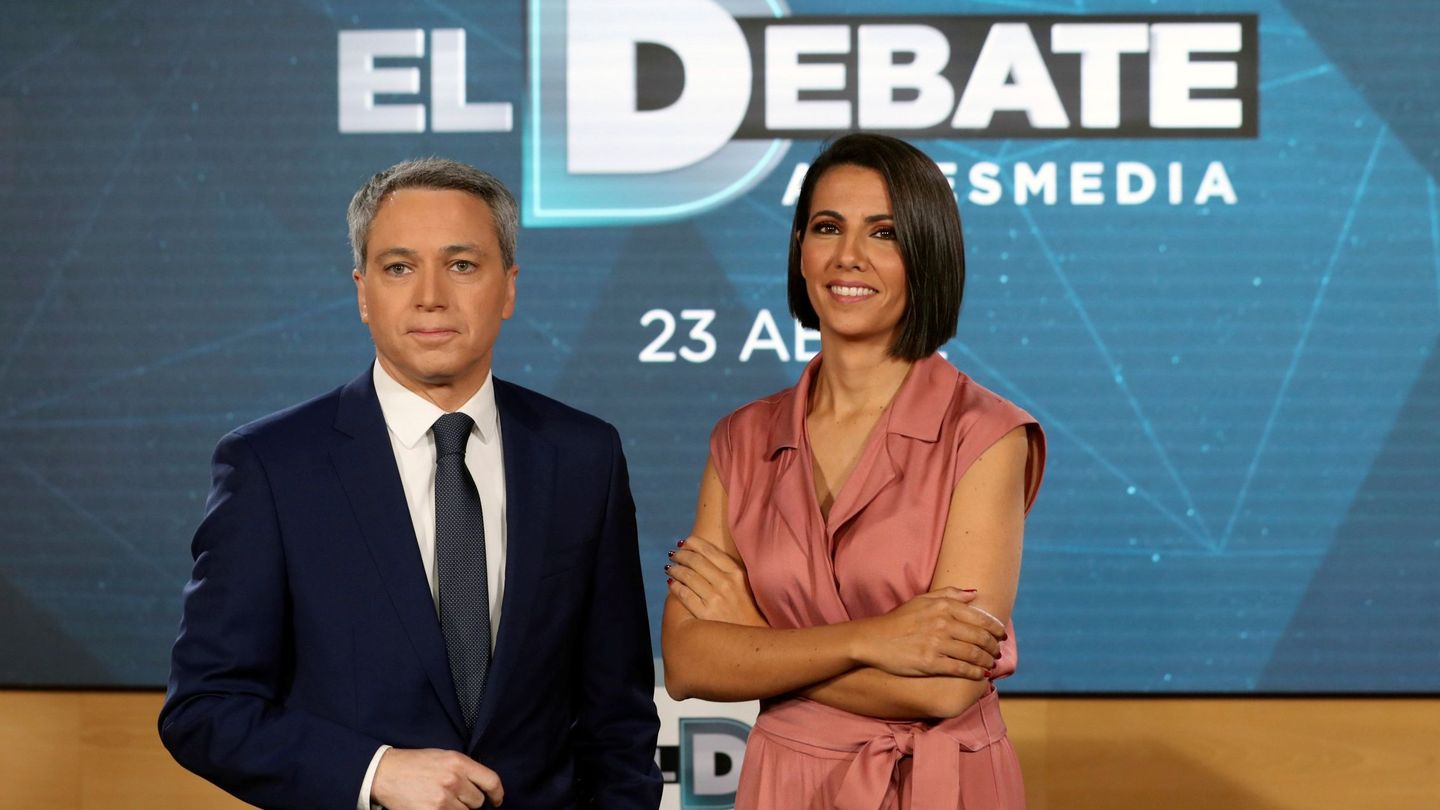 Los periodistas Ana Pastor y Vicente Vallés presentan 'El debate de Atresmedia' este martes.