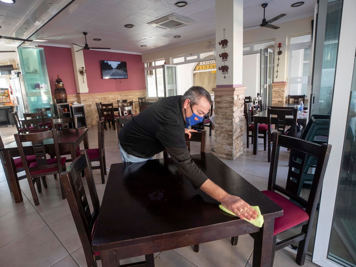 Foto:  Un camarero limpia una mesa de un restaurante vacío en La Manga del Mar Menor, el pasado 30 de octubre. (EFE)