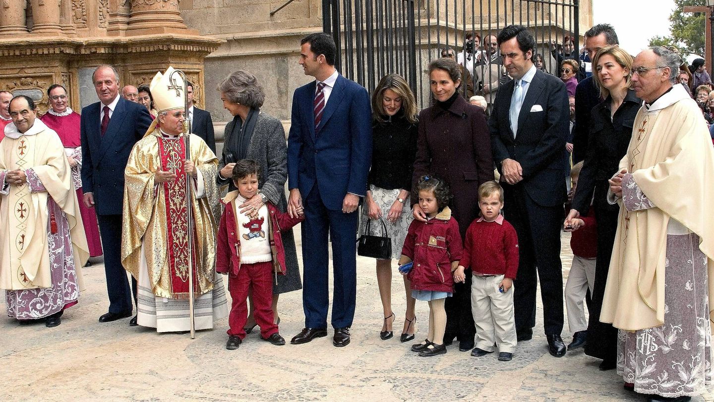 La familia real, en la misa de Pascua en la catedral de Mallorca, en 2004. (Cordon Press)