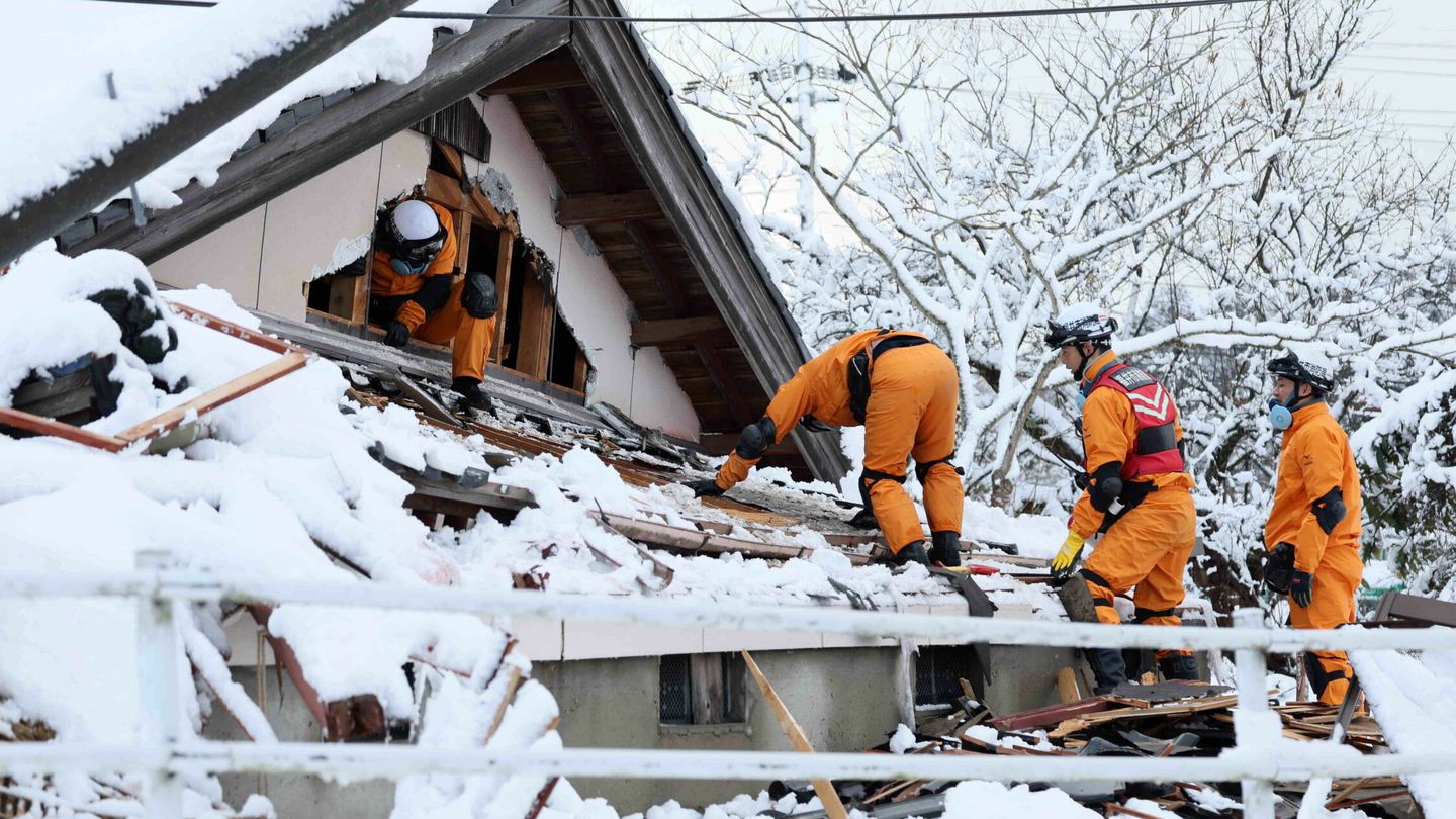 Bomberos durante las tareas de rescate. (Reuters) 