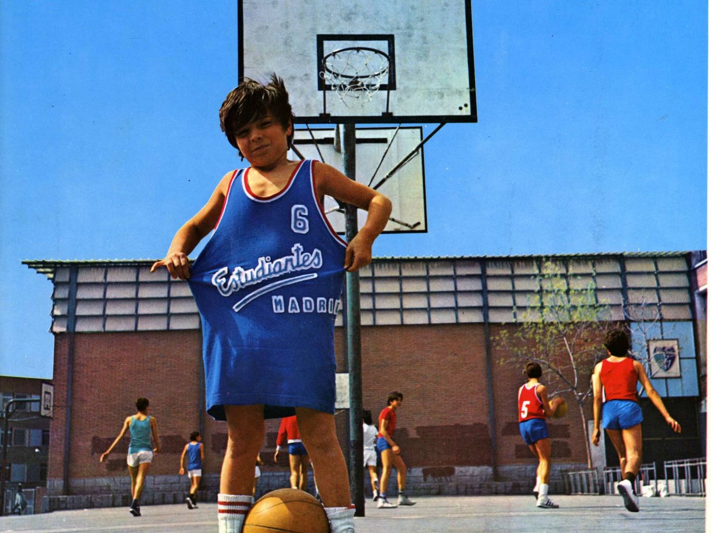 Un niño posa con la camiseta del Estudiantes frente a La Nevera en los años 80. (Estudiantes)