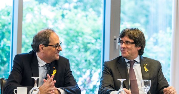 Foto: El presidente de la Generalitat, Quim Torra (izda), se reúne con su antecesor en el cargo, Carles Puigdemont, en un hotel de Berlín. (EFE)
