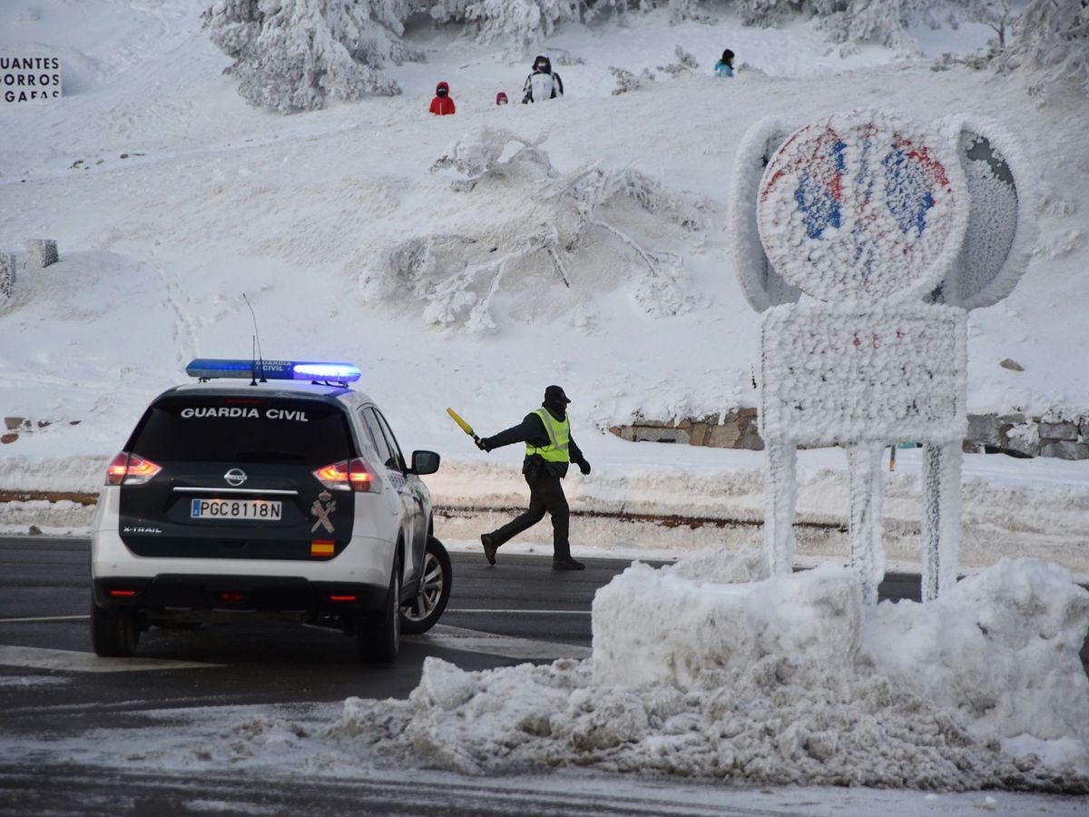 huella dactilar Oponerse a Vacante Madrid prohíbe el acceso en coche y bus a Navacerrada y Cotos por el  temporal de nieve
