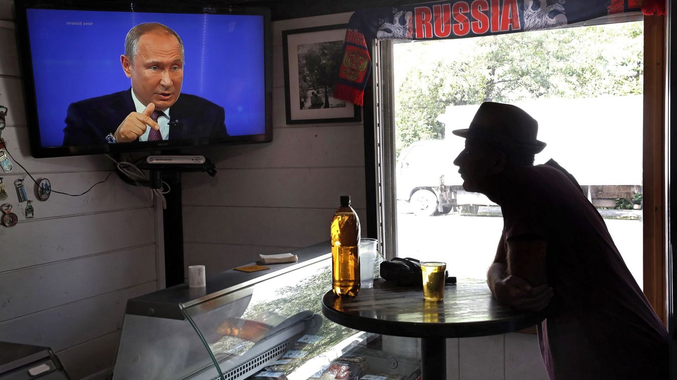 Foto: Un ciudadano sigue un discurso de Putin en un bar a las afueras de Moscú. (EFE)