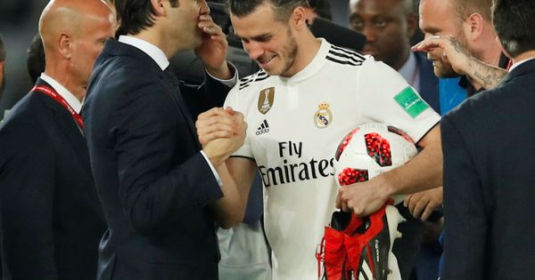 Foto: Bale y Solari se saludan tras el 'hat trick' del galés en semifinales. (Reuters) 
