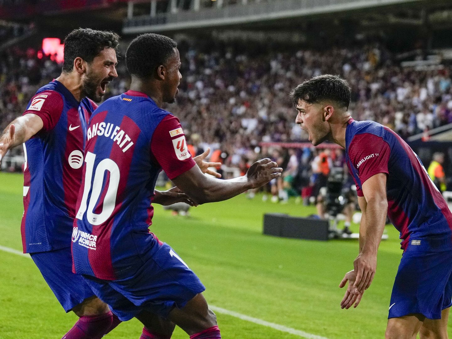 El centrocampista del FC Barcelona Pedri (d) celebra el primer gol de su equipo durante el partido contra el Cádiz (EFE/ Alejandro García)