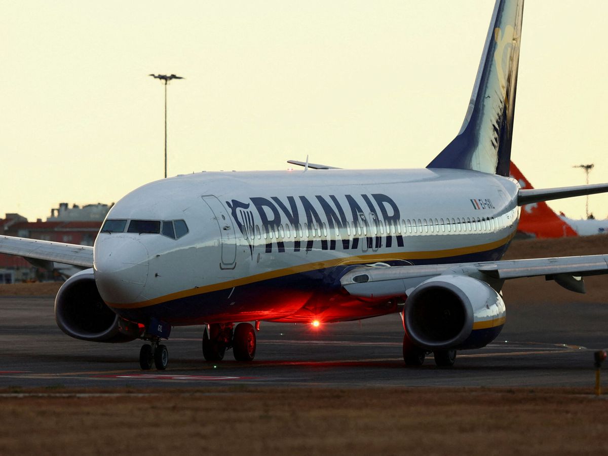 Foto: Un avión de la compañía Ryanair. (Reuters/Archivo/Pedro Nunes)