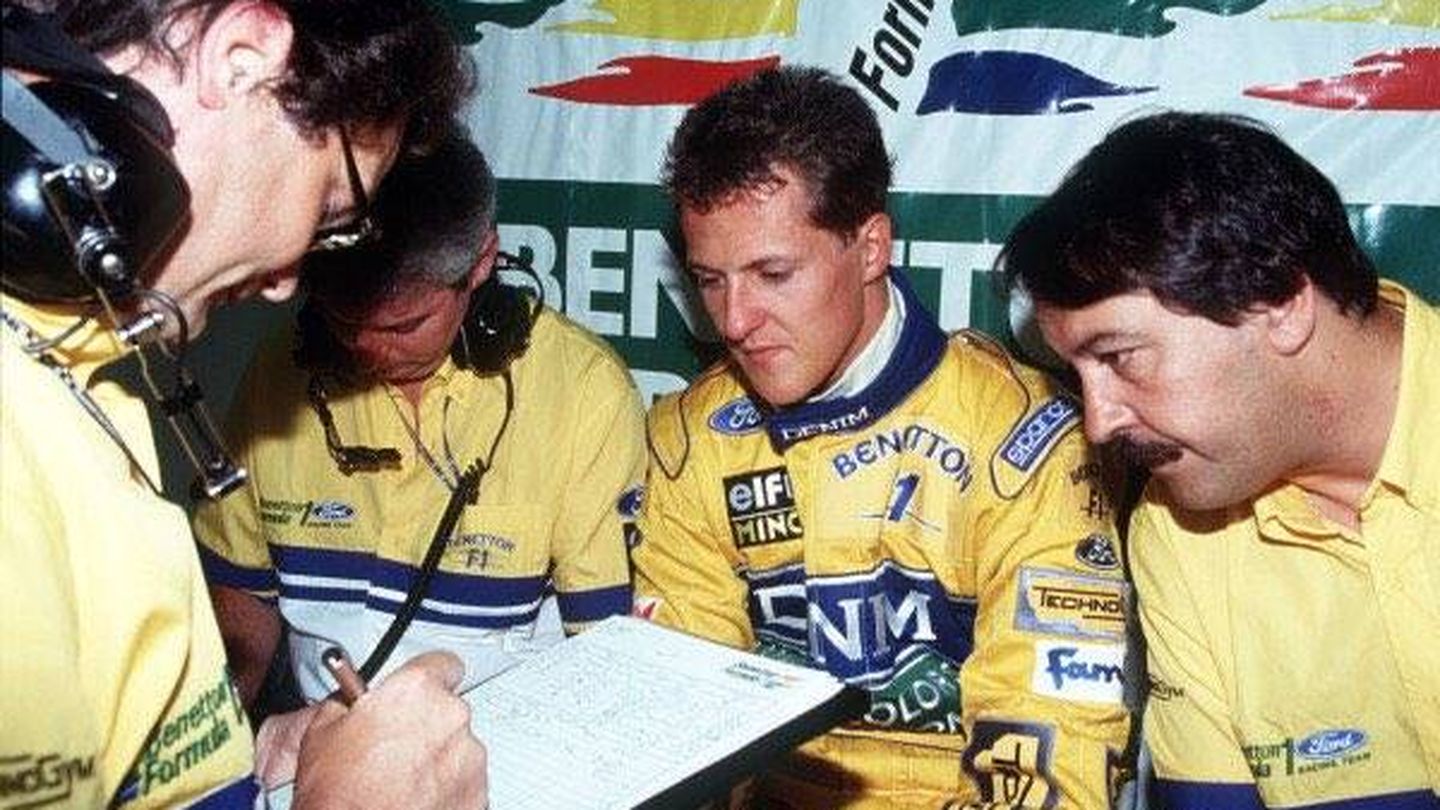 Michael Schumacher escuchando órdenes de equipo en Benetton. (Joan Villadelprat)