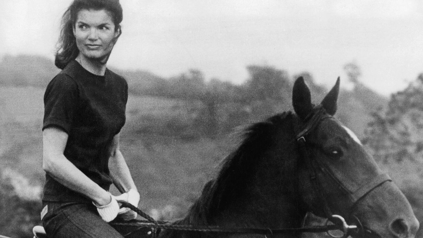 Jackie Kennedy, montando a caballo. (Gtres)