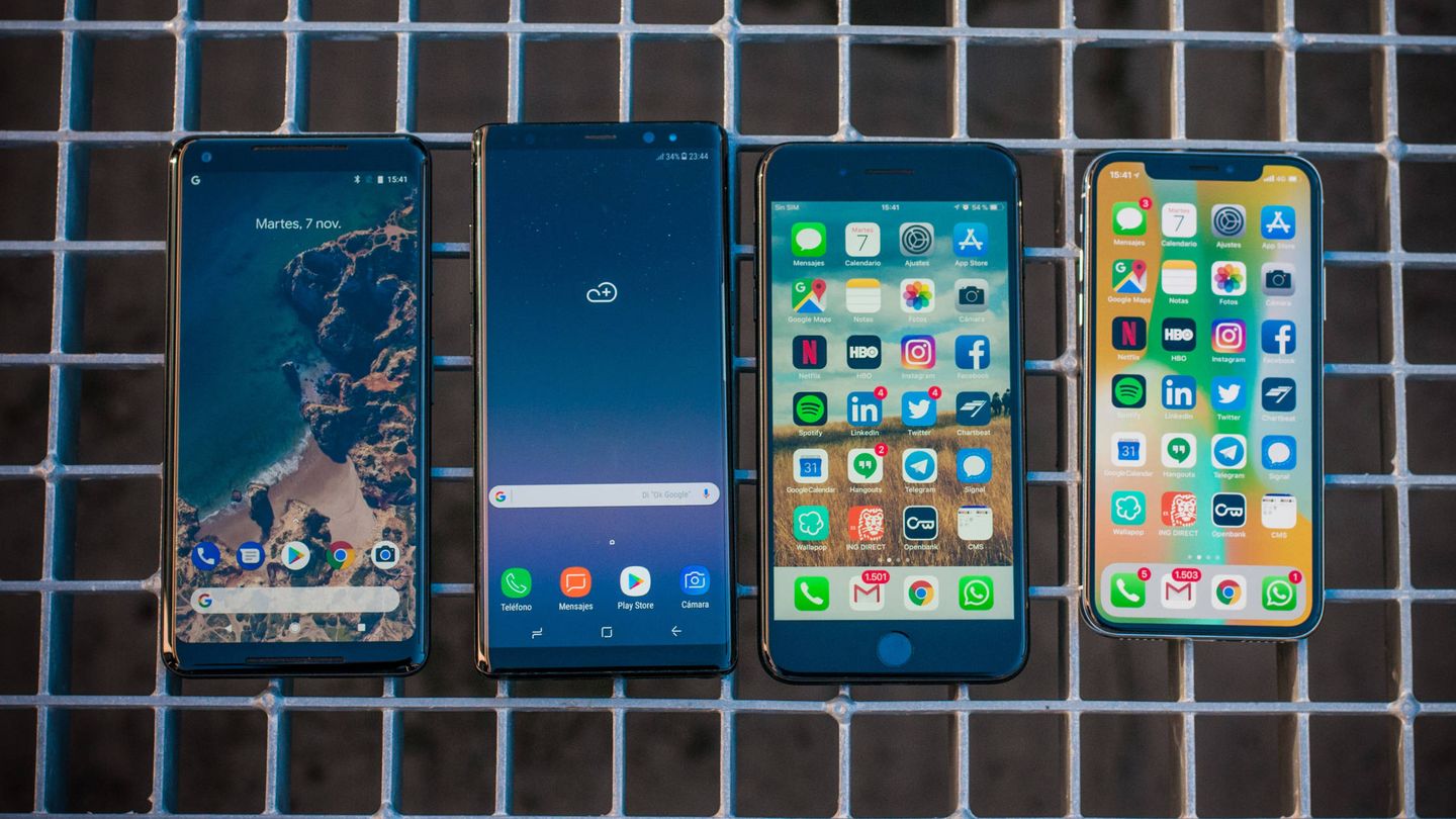 De izquierda a derecha: el Google Pixel 2 XL, Samsung Galaxy Note 8, iPhone 7 Plus y iPhone X. (Foto: Carmen Castellón)