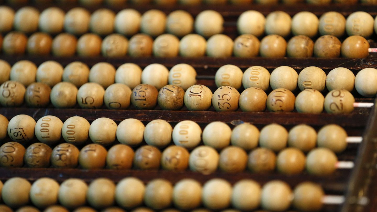 Una de las tablas con las bolas insertadas en los alambres, durante un ensayo del sorteo de la Lotería de Navidad (EFE)