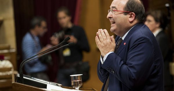 Foto: El líder del PSC, Miquel Iceta, en el Parlament. (EFE)