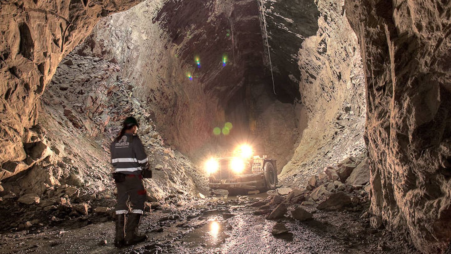 Operario trabajando en el interior de una de las minas de Mina de Aguas Teñidas en Huelva.