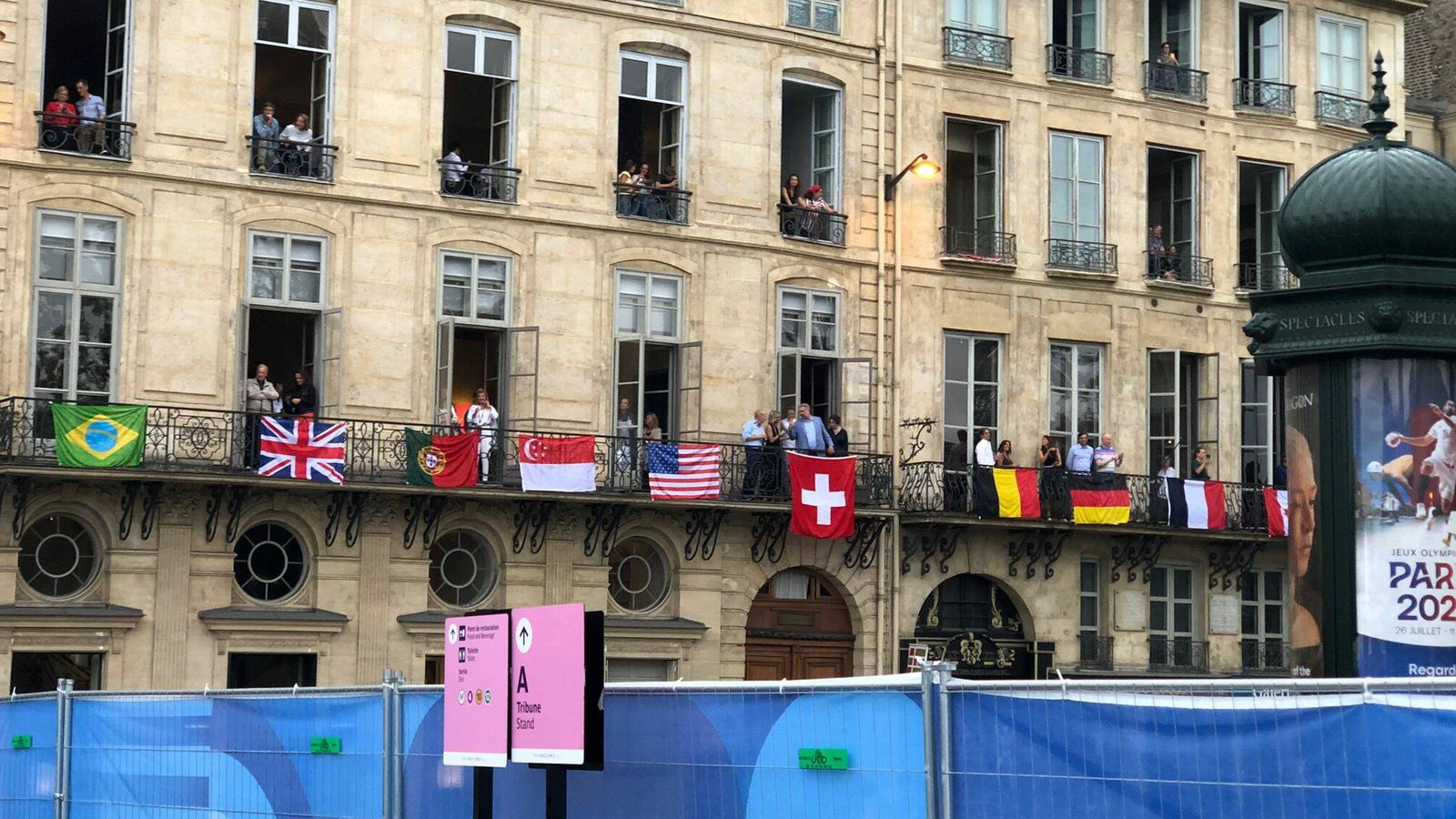 Las banderas en los balcones. (R.L.C.)
