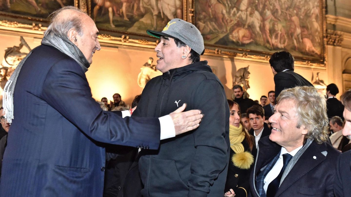 Maradona saluda a Ferlaino, en su última visita a Nápoles. (EFE/Yoan Valat)