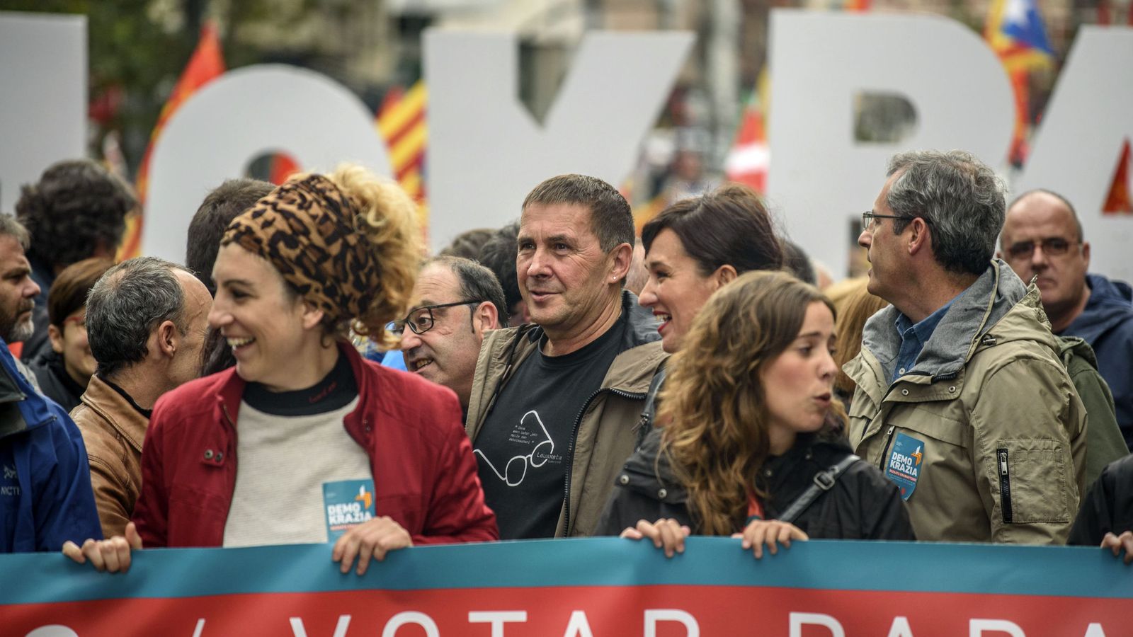 Foto: El coordinador general de Eh Bildu, Arnaldo Otegi, en la manifestación convocada en apoyo al referéndum catalán. (EFE)
