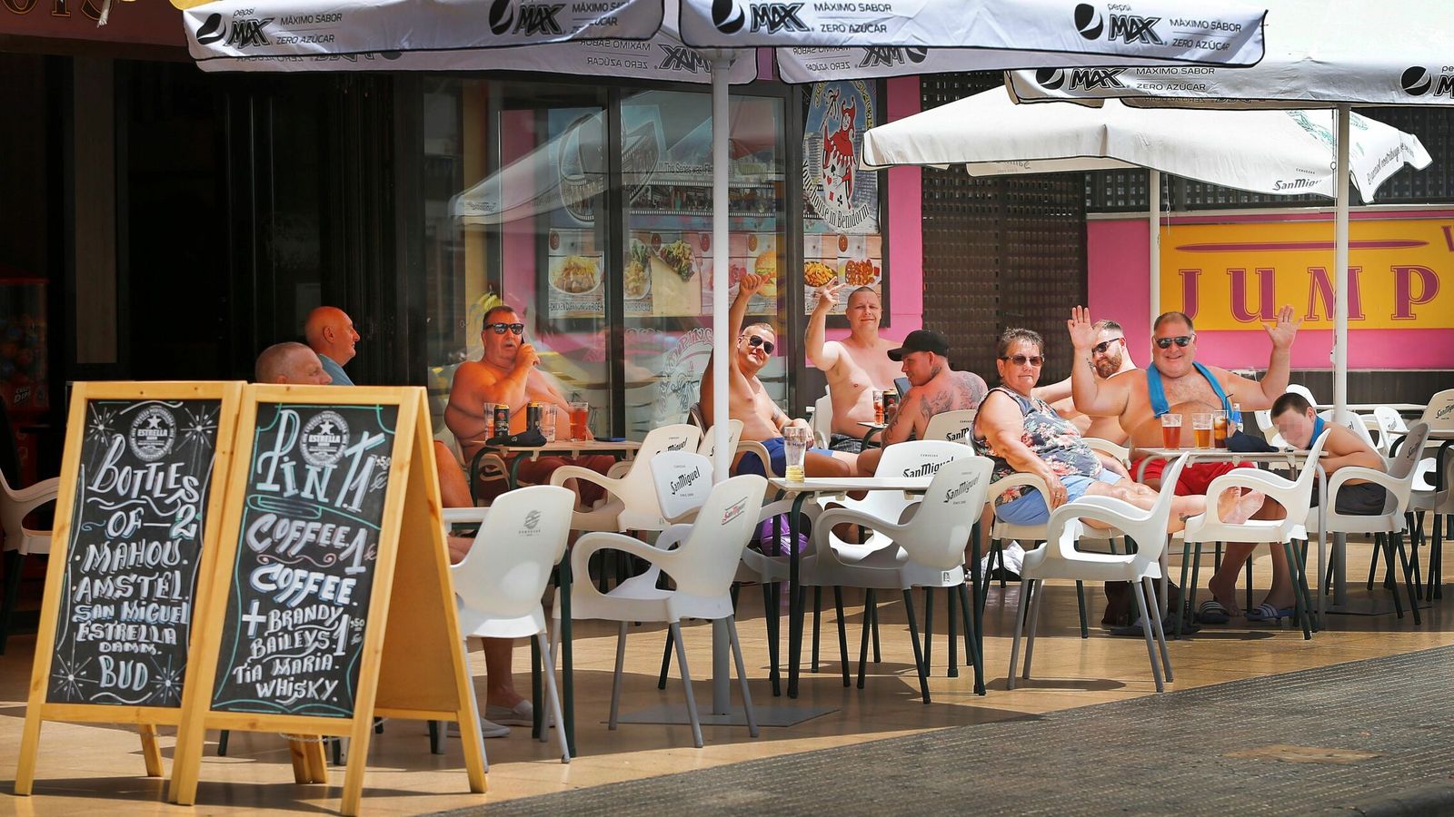 Turistas ingleses toman algo en una terraza en Benidorm. (EFE/Manuel Lorenzo)