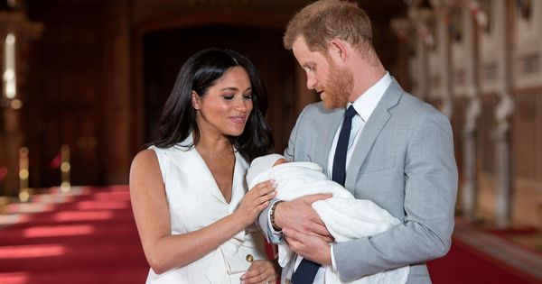 Foto: Meghan y Harry presentando a su hijo recién nacido. (Reuters)