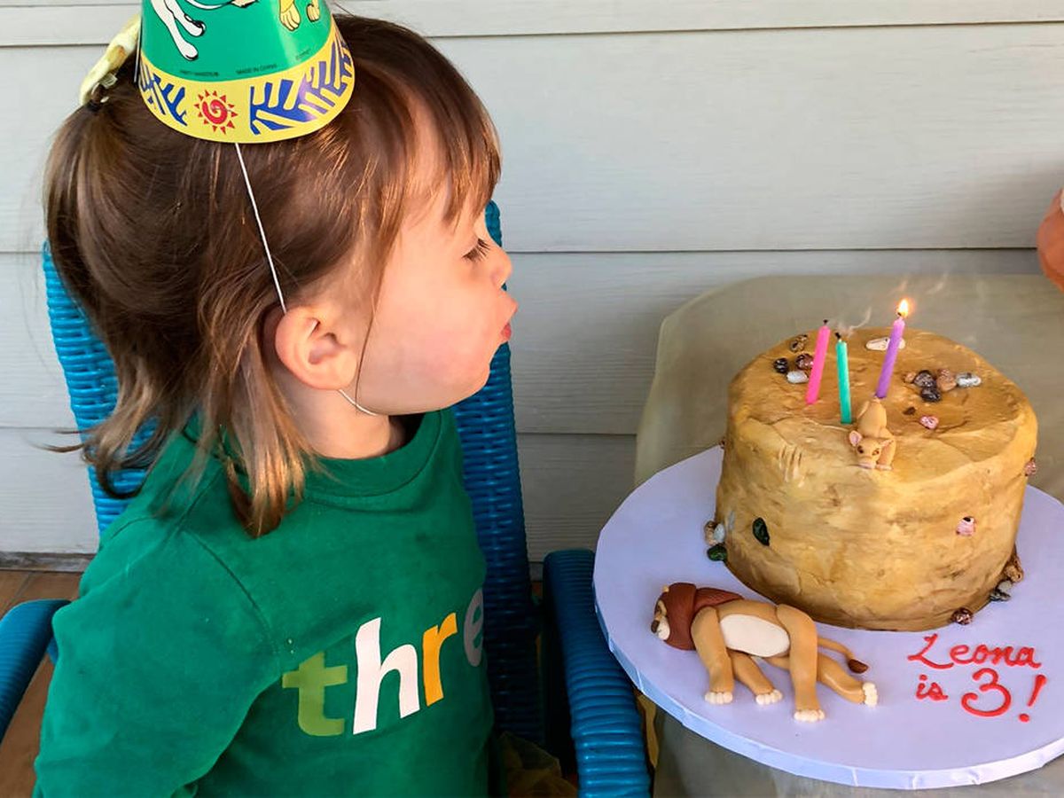 Foto: La pequeña, soplando su peculiar tarta de cumpleaños con Mufasa yaciente (Twitter)