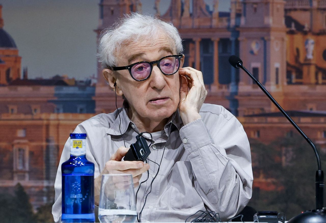 El director de cine estadounidense Woody Allen presenta el rodaje de su nueva película, este jueves, en la Real Academia de Bellas Artes de San Fernando de Madrid. (EFE/J.J. Guillén)