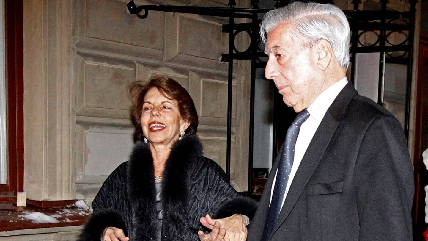 Mario Vargas Llosa y su segunda mujer, Patricia Llosa, en Estocolmo en 2010. (EFE)