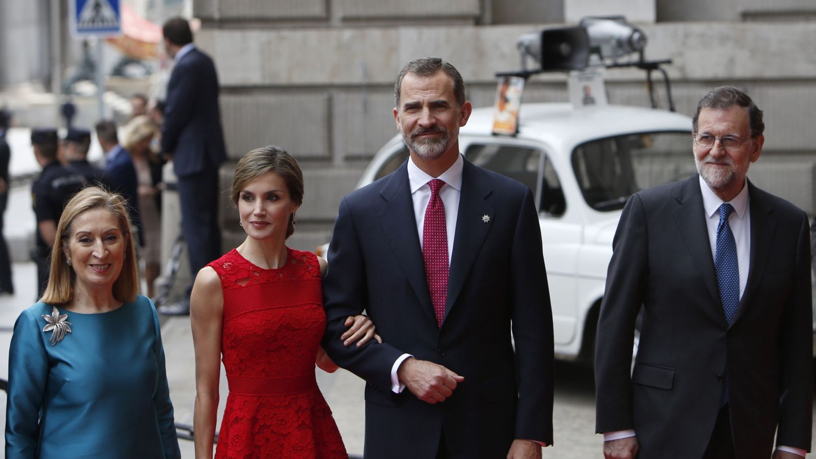 Foto: Los Reyes, junto a Ana Pastor y Mariano Rajoy, en junio del año pasado en el Congreso. (EFE)
