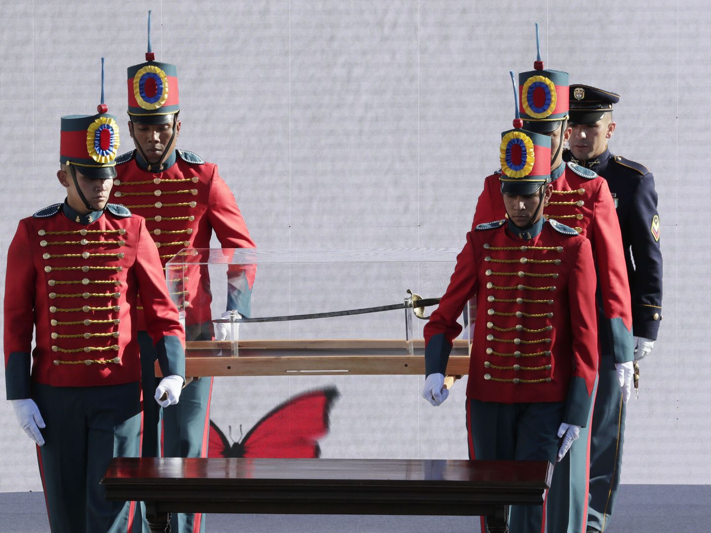 Cadetes llegan con la espada de Bolívar en una urna a la ceremonia de investidura de Gustavo Petro. (EFE/Carlos Ortega)