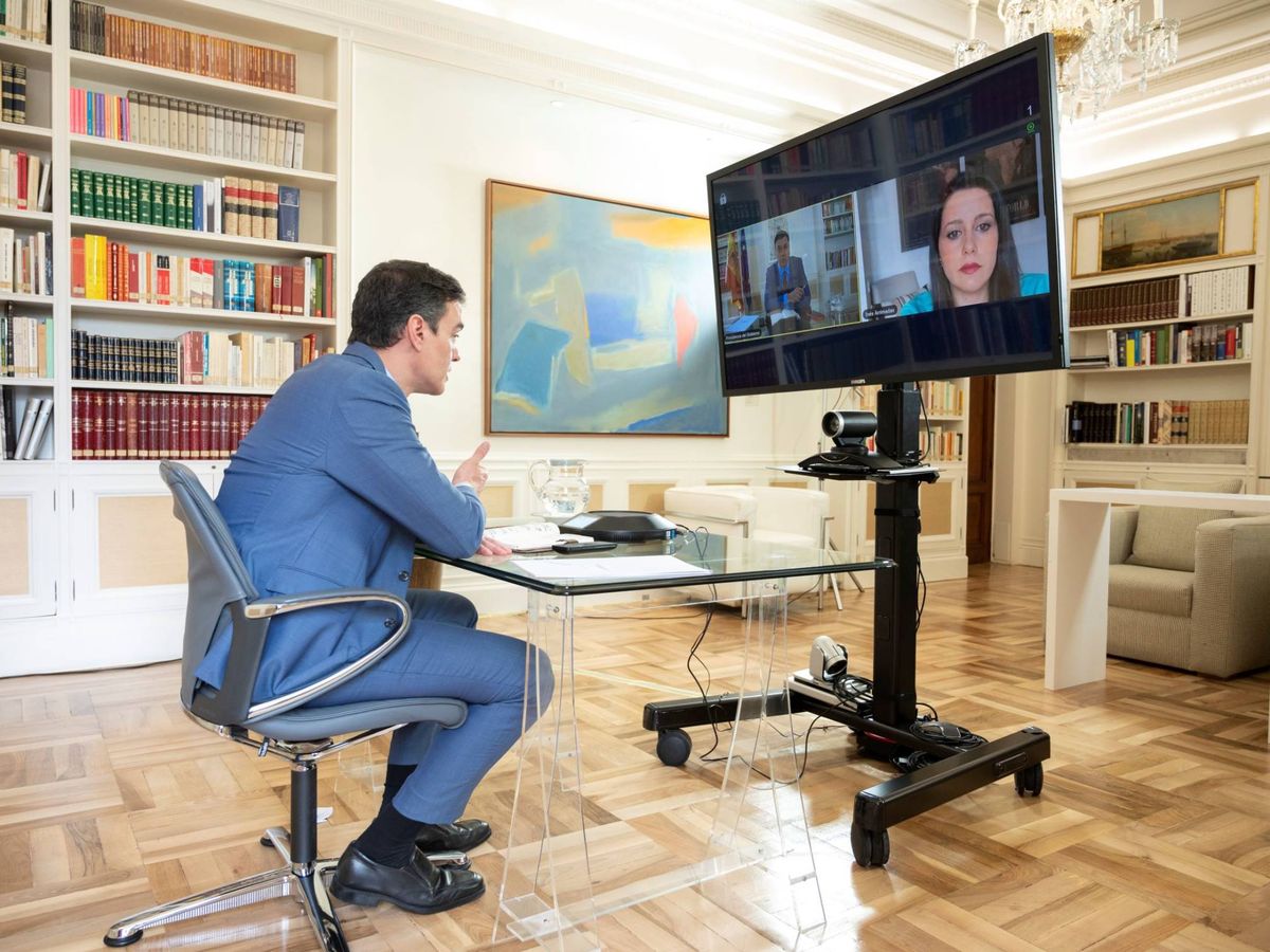 Foto: El presidente del Gobierno, Pedro Sánchez, durante su videoconferencia con Inés Arrimadas. (EFE)