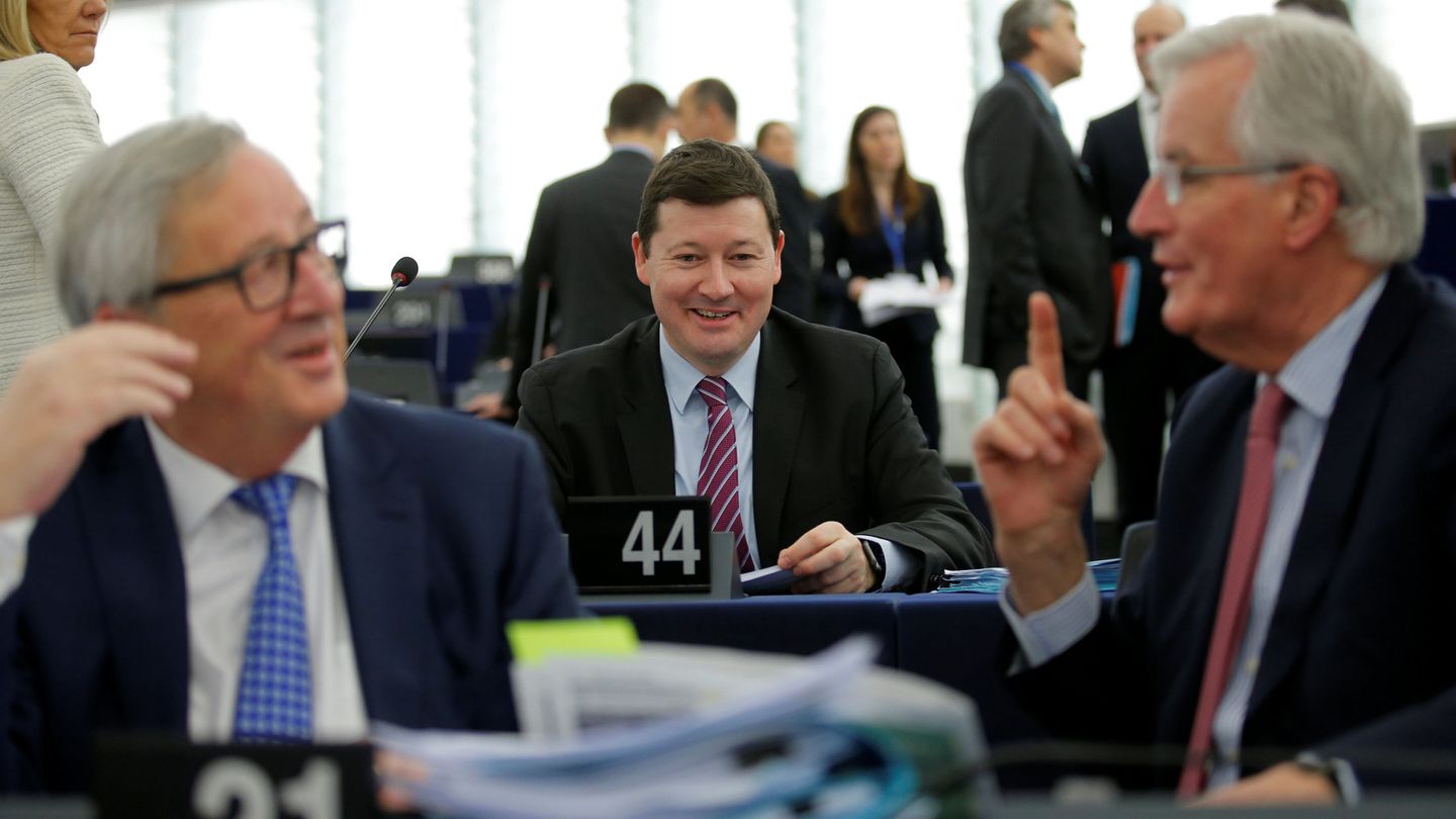 Junckr (i) charla con el negociador del Brexit (d) bajo la mirada de Selmayr (c). (Reuters)