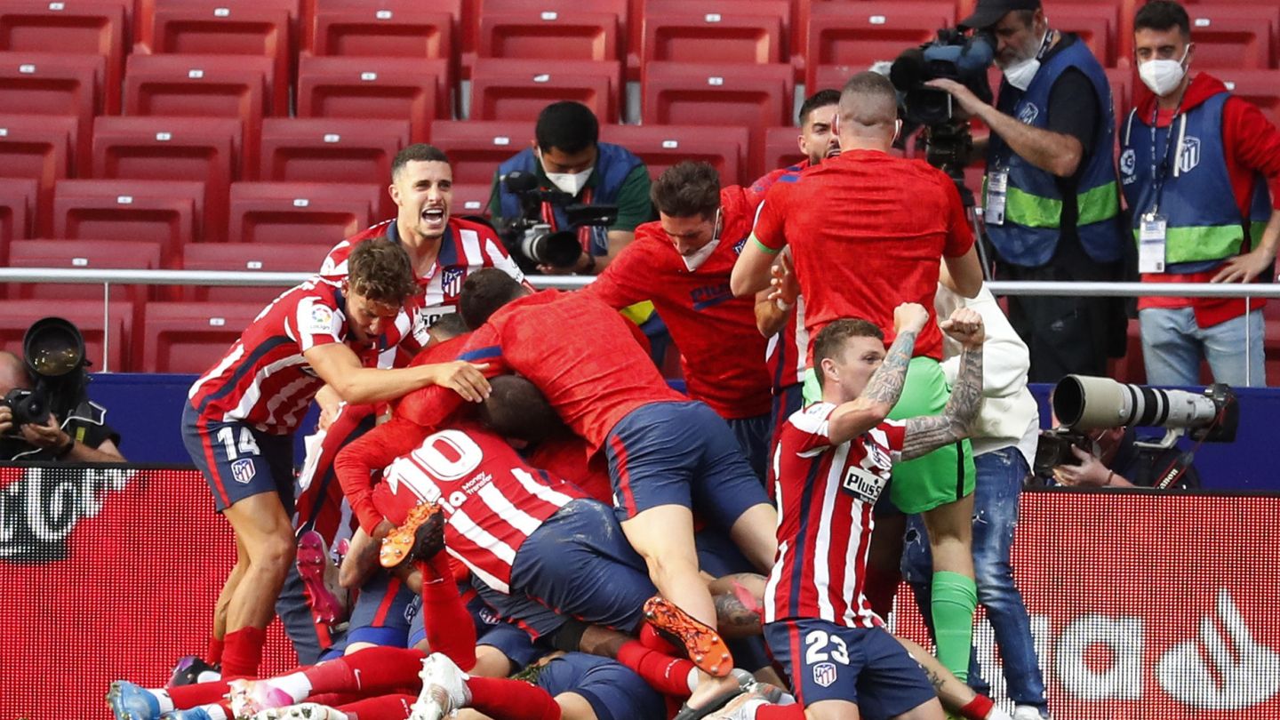 La plantilla del Atlético de Madrid celebra el histórico gol de Luis Suárez frente al Osasuna. (Reuters)