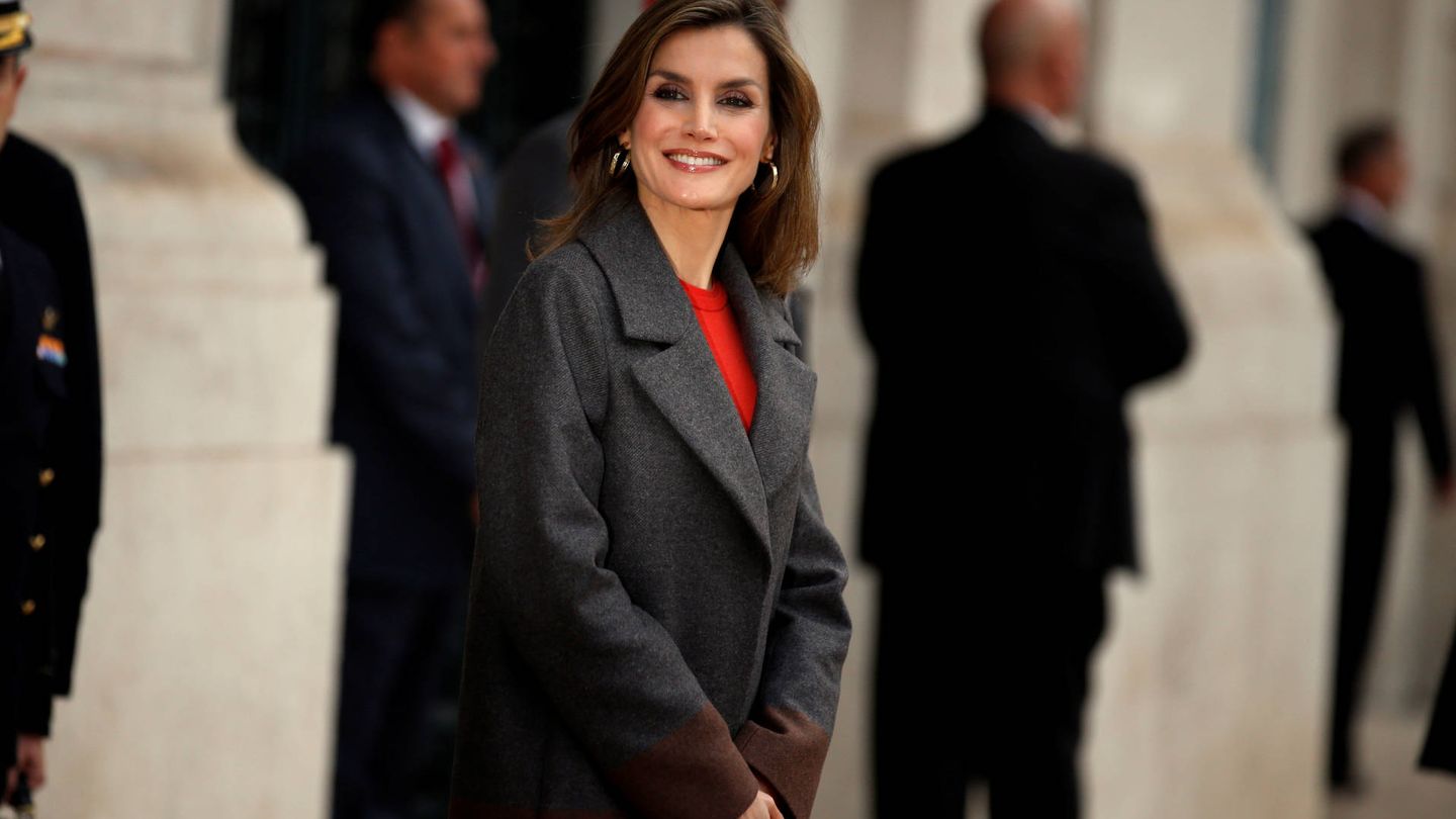  La Reina muy sonriente en Portugal. (Reuters)