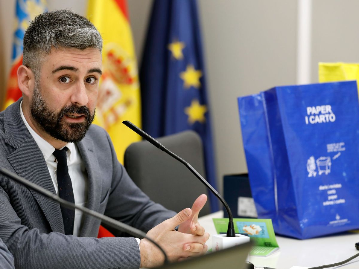 Foto: El concejal de Valencia Pere Fuset, cuando anunció la renuncia a sus competencias tras el procesamiento. (EFE)
