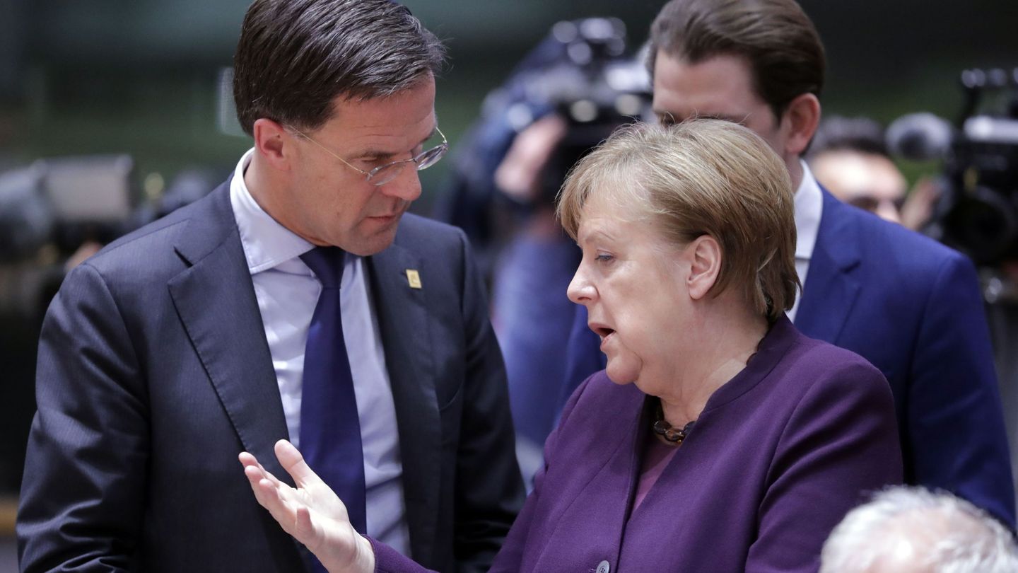 Mark Rutte, primer ministro holandés, y Angela Merkel, canciller alemana, el pasado 20 de febrero en Bruselas. (Reuters)
