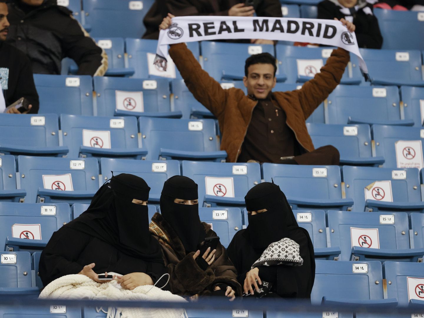 Aficionados y aficionadas en el Estadio Internacional Rey Fahd, de Riad. (EFE/Juan Carlos Cárdenas) 