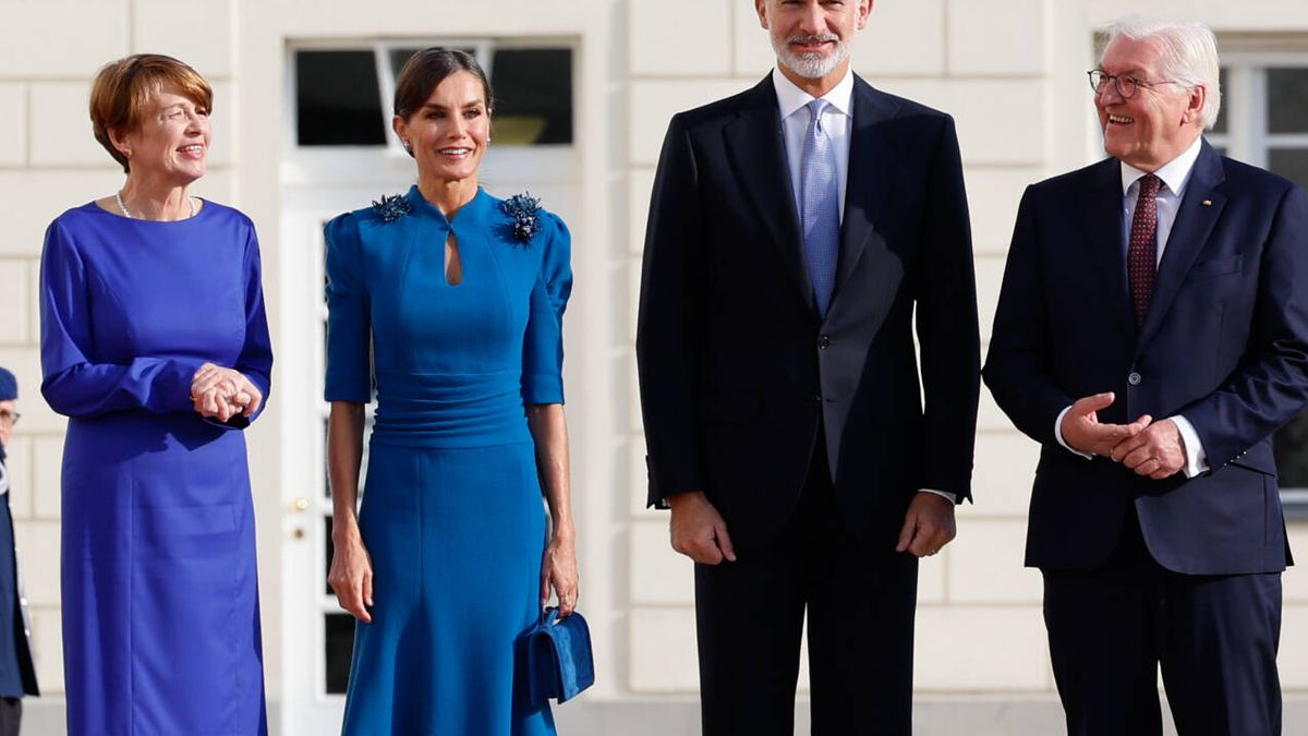La reina Letizia, pura elegancia en Berlín con un vestido azul de Carolina Herrera personalizado