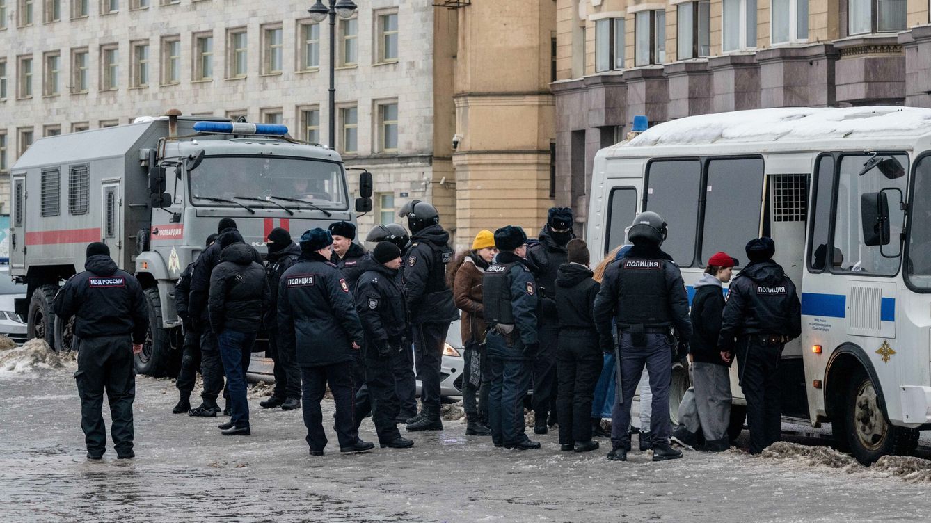Foto: La Policía de San Petersburgo detiene a los seguidores de Navalni. (EFE/Andrei Bok)