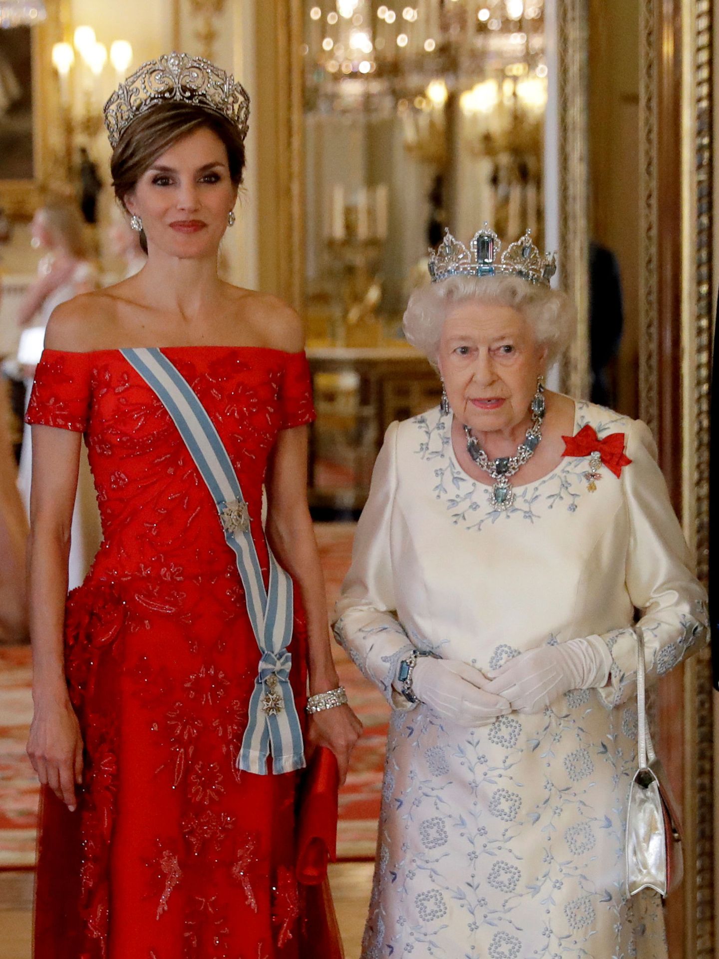 La reina Letizia, con la reina Isabel en 2017. (Reuters/Pool/Matt Dunham)