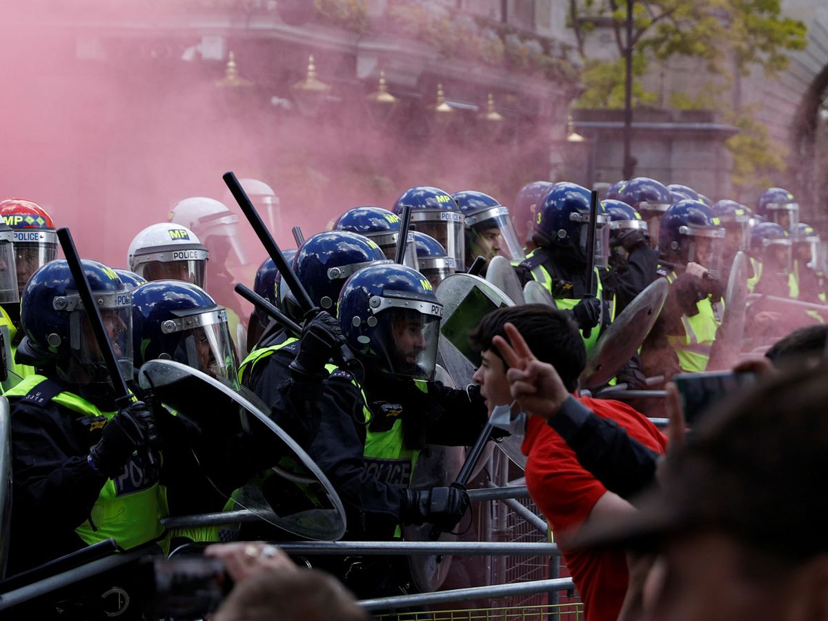 Foto: Disturbios entre la policía londinense y los manifestantes contrarios a la protesta de Black Lives Matter. (Reuters)