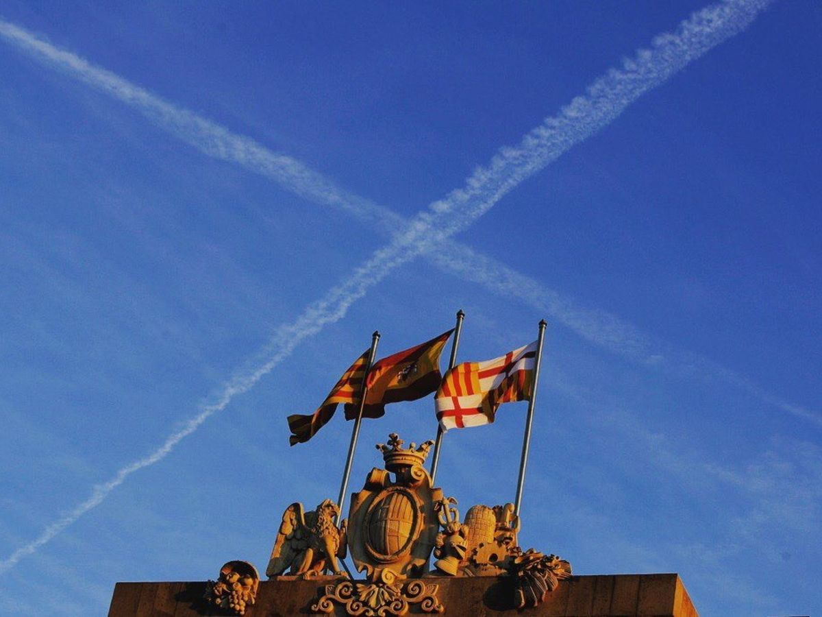 Foto: Vista de las banderas de Cataluña, España y Barcelona, que ondean en el ayuntamiento de Barcelona. (EFE/Alejandro García)
