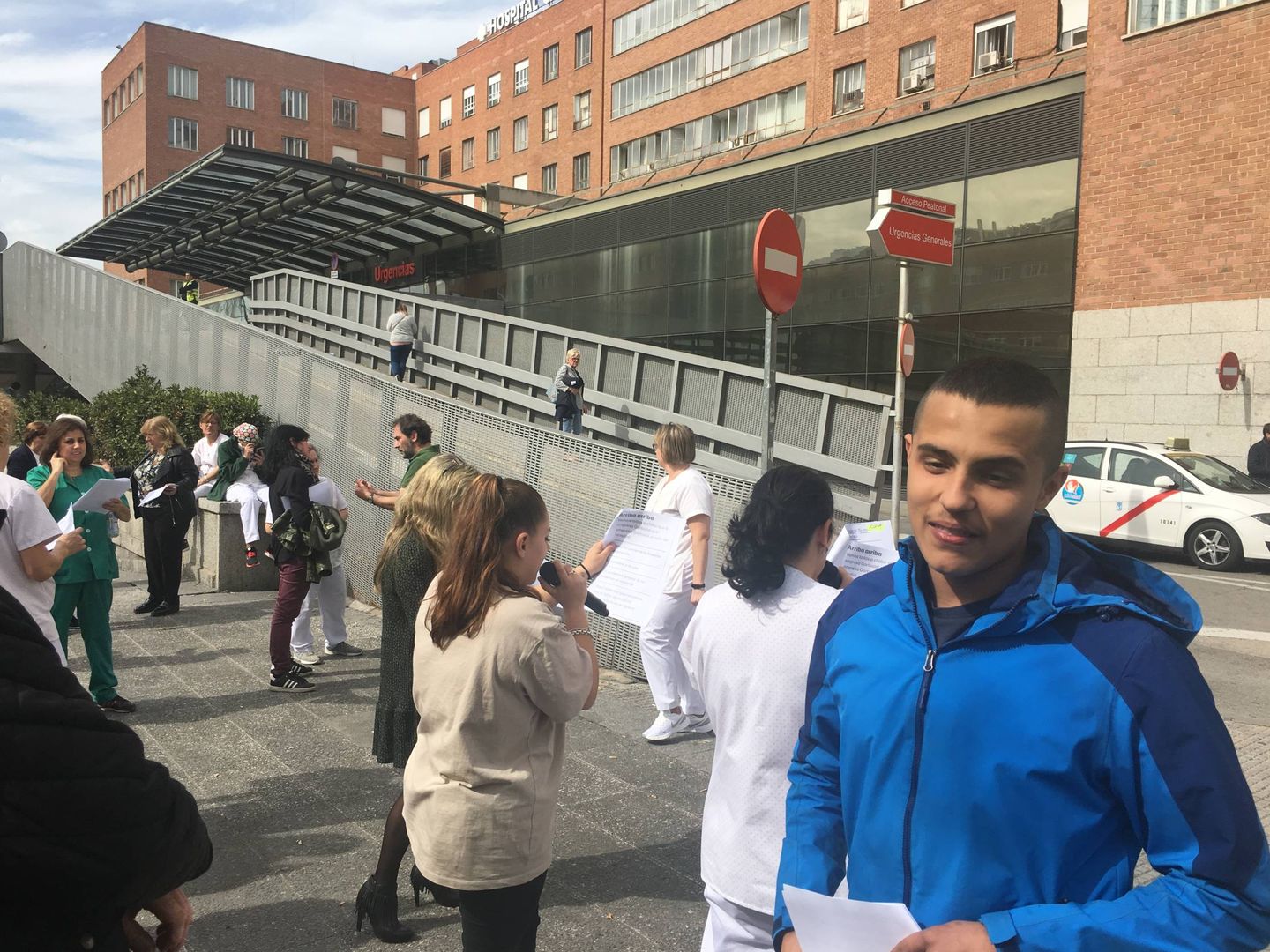 Empleados de limpieza del Hospital Clínico San Carlos de Madrid denuncian escasez de material. (M. G. R.)