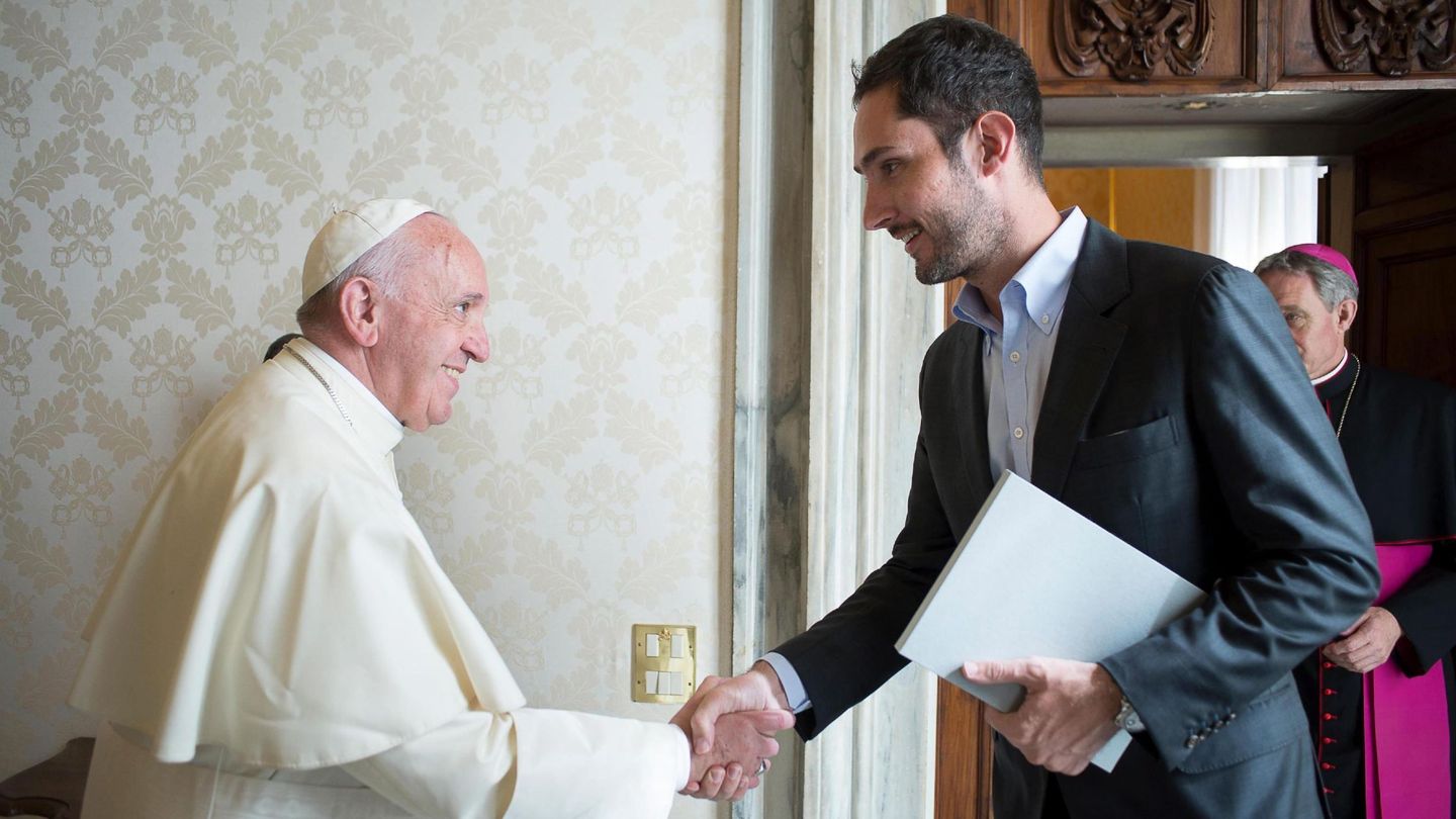 Kevin Systrom, en la cresta de la ola de Instagram en 2016, visitando hasta al Papa. (EFE)